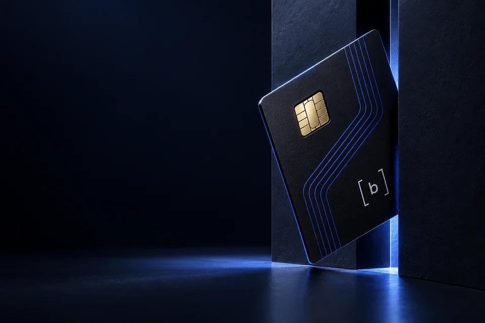 Representación de una SIM BajoClave negra con líneas azules, junto a una abertura de luz.